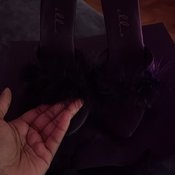 Elegant all black with a classy clear finish 
size 11 
comfortable with grip - Picture 2 of 3